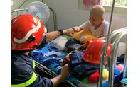 Hiện thực hóa ước mơ làm lính cứu hỏa của cậu bé 7 tuổi ung thư máu
